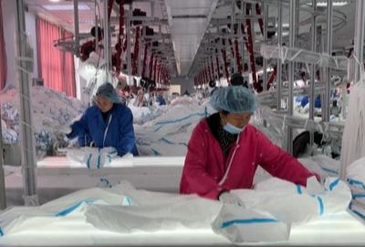 湖北比帆制衣:開足馬力生產(chǎn) 支援疫情防控