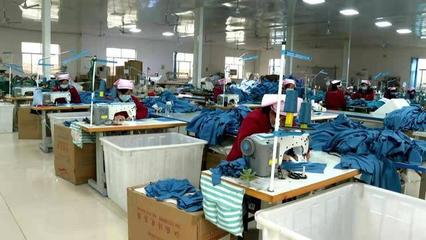 點(diǎn)贊菏澤|日產(chǎn)隔離衣800件!巨野縣醫(yī)用防護(hù)品生產(chǎn)企業(yè)開(kāi)足馬力保供應(yīng)