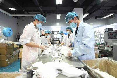 每天100萬只口罩從這里產出！探訪春節不停工的防護用品生產一線